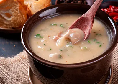 Soupe chaude aux Pieds de Mouton servie avec des croûtons